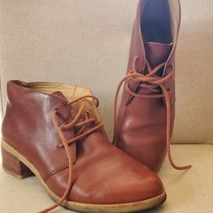 Clark's women's block heel leather shoe